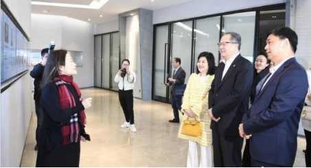 浙江省侨商会“访侨企送服务”团来万博ManbetxAPP生物指导工作